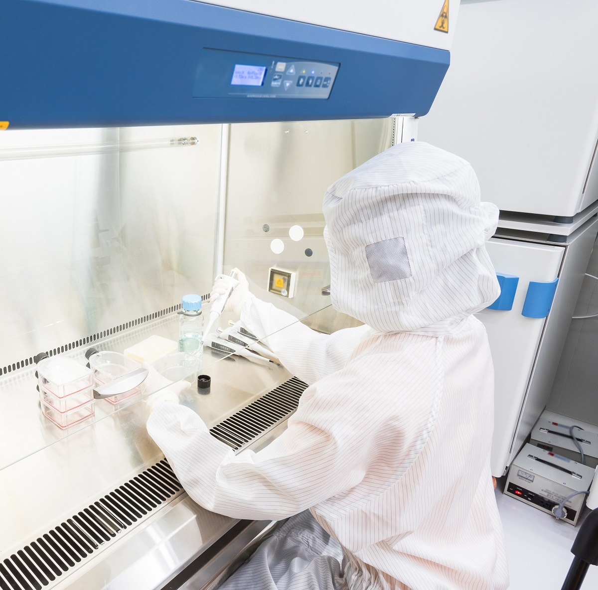 Fume hoods for Chemotherapy Drugs & Power Outages (UPS)